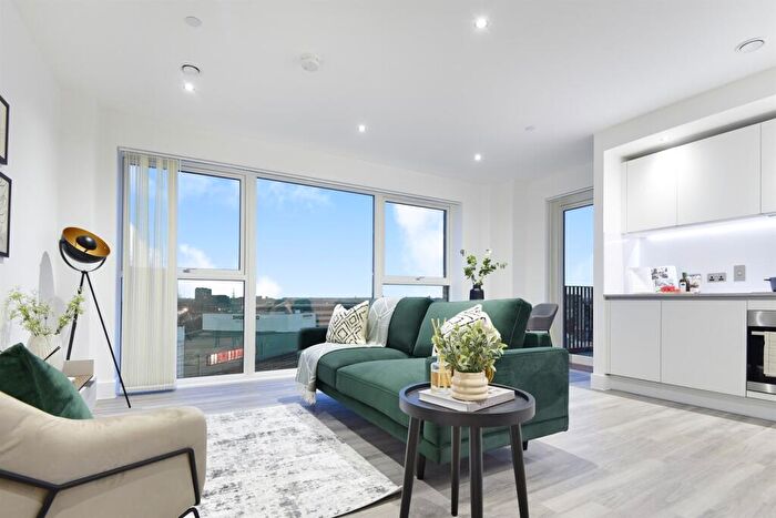 3 Bedroom Flat To Rent In Thames Road, London, E16