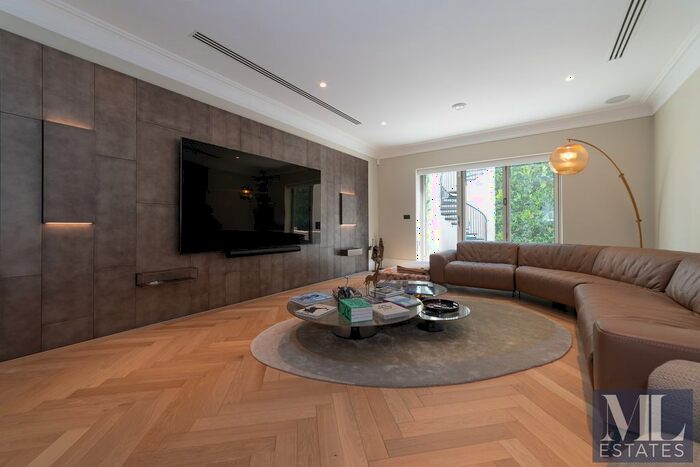 3 Bedroom Flat To Rent In Elizabeth Grove, Bushey Heath, WD23