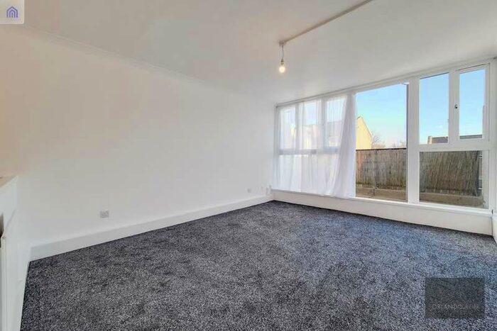 3 Bedroom Maisonette Flat To Rent In Northwood Way, Central Hill, SE19