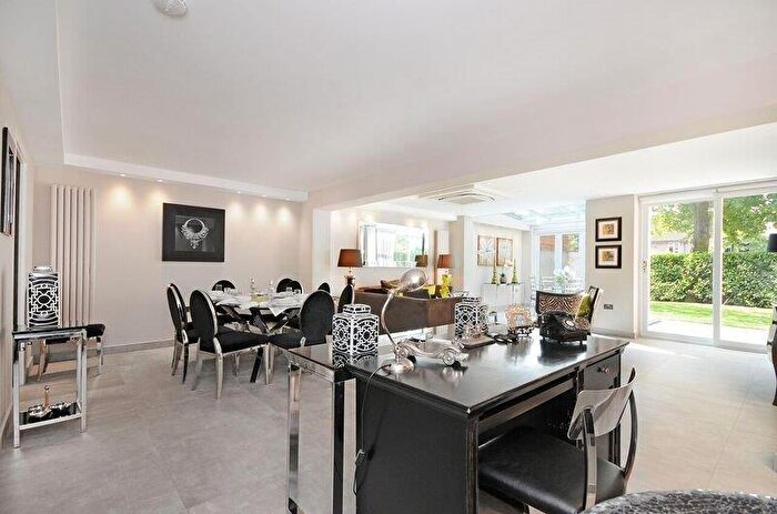 4 Bedroom Town House To Rent In Court Close, St John's Wood Park, NW8