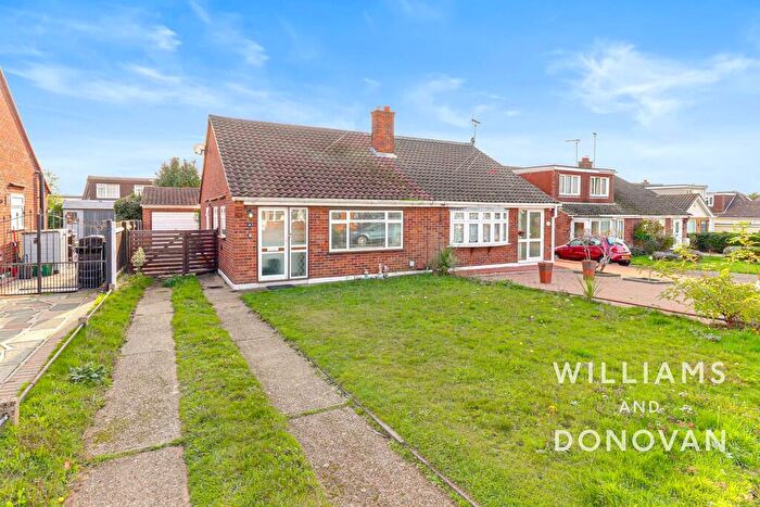 4 Bedroom Semi Detached House For Sale In Farm Way, Thundersley, SS7