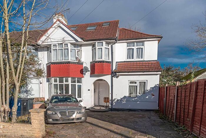 4 Bedroom Flat To Rent In Eskdale Avenue, Northolt, UB5