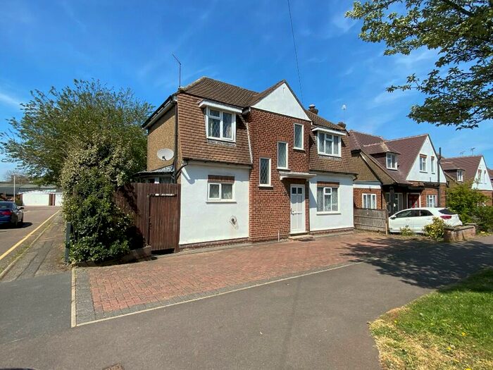 4 Bedroom Detached House To Rent In Strafford Gate, Potters Bar, Hertfordshire, EN6