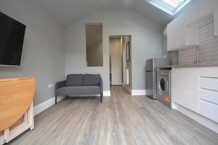 Studio To Rent In Tilehurst Road, Reading, RG1