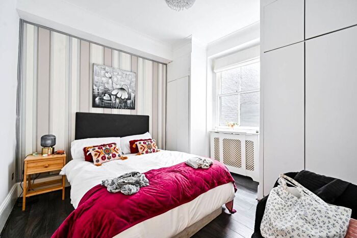 2 Bedroom Flat For Sale In Collingham Place, Earls Court, London, SW5