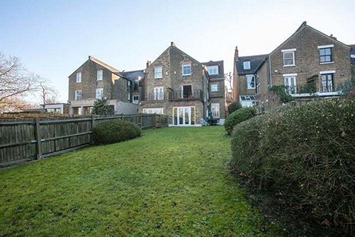 5 Bedroom Semi Detached House For Sale In Grove Park, Cambewell, SE5