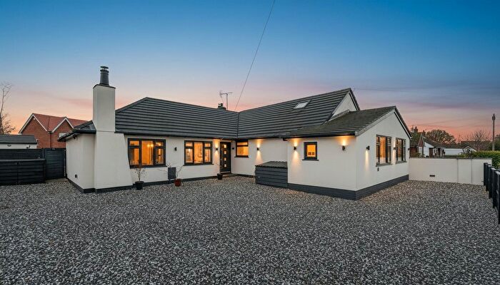 3 Bedroom Bungalow For Sale In Cotmore Gardens, Thame, Oxfordshire, OX9