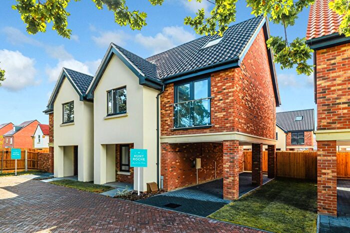 4 Bedroom Semi-detached House For Sale In Windermere Avenue, Hullbridge, Hockley, Essex, SS5
