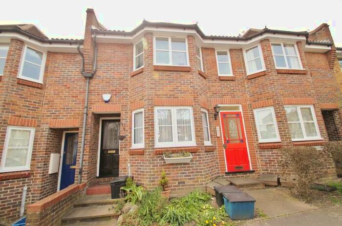 1 Bedroom Ground Maisonette Flat To Rent In Beechcroft Road, South Woodford, E18