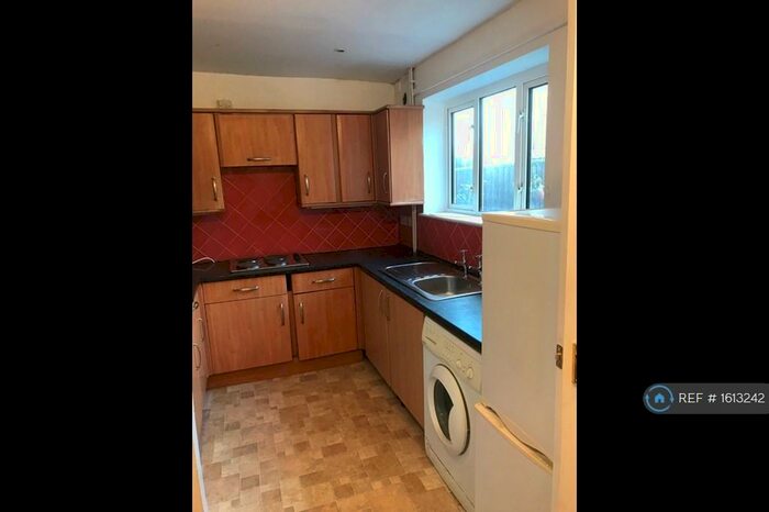 4 Bedroom Semi-Detached House To Rent In Roundhill Way, Guildford, GU2