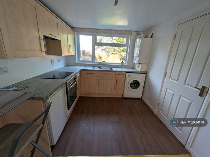 1 Bedroom Flat To Rent In Chantry Close, Windsor, SL4