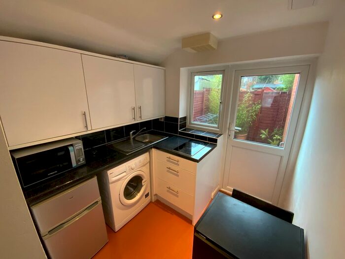 Studio To Rent In Hazelwood Avenue, Morden, SM4