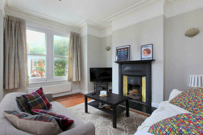 3 Bedroom Flat To Rent In Dagnan Road, Clapham South, London, SW12