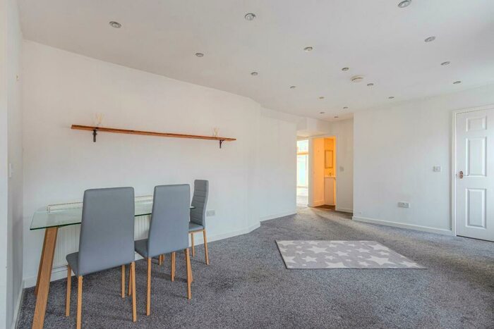 2 Bedroom Apartment To Rent In Glebe Street, Penarth, CF64