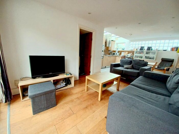4 Bedroom Detached House To Rent In Hartham Road, Holloway, N7