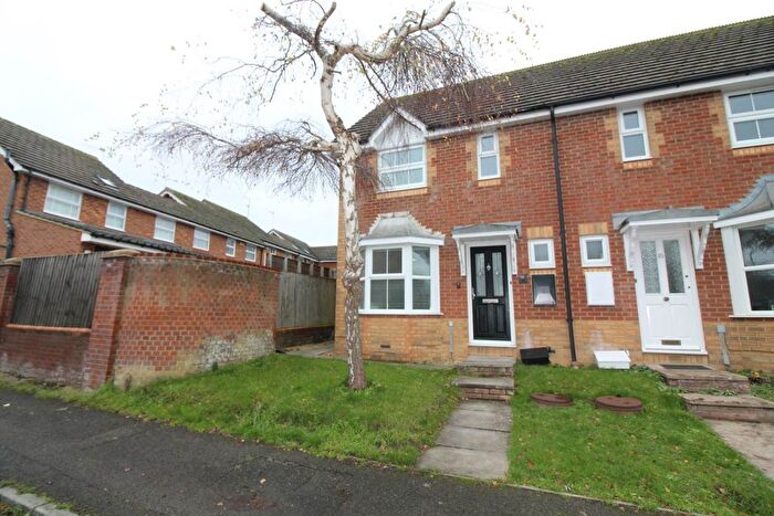 2 Bedroom End Of Terrace House To Rent In Bowler Road, Aylesbury, HP21