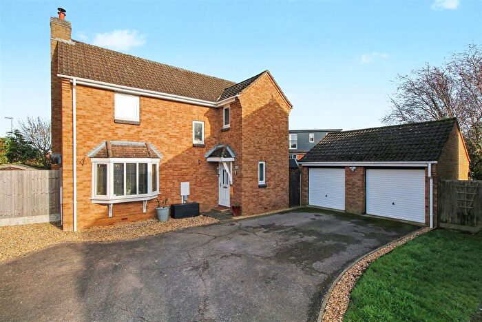 4 Bedroom Detached House For Sale In Lakeside, Irthlingborough, NN9