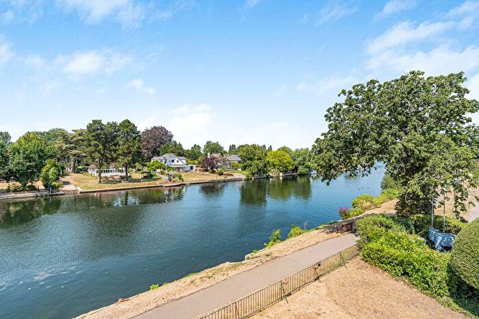 2 Bedroom Flat For Sale In Riverside Road, Staines-Upon-Thames, TW18