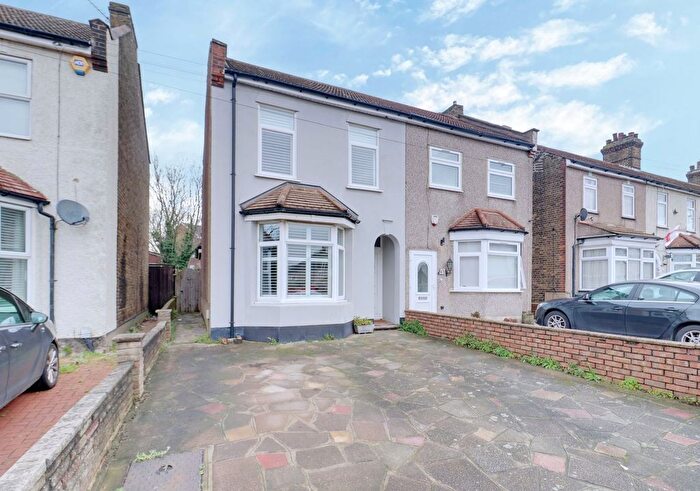 3 Bedroom Semi Detached House For Sale In Wennington Road, Rainham, RM13