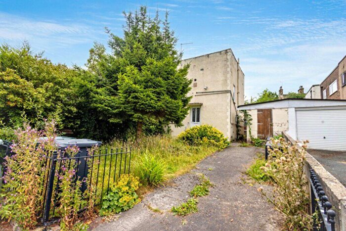 2 Bedroom Semi Detached House For Sale In Holybrook Avenue, Bradford, BD10