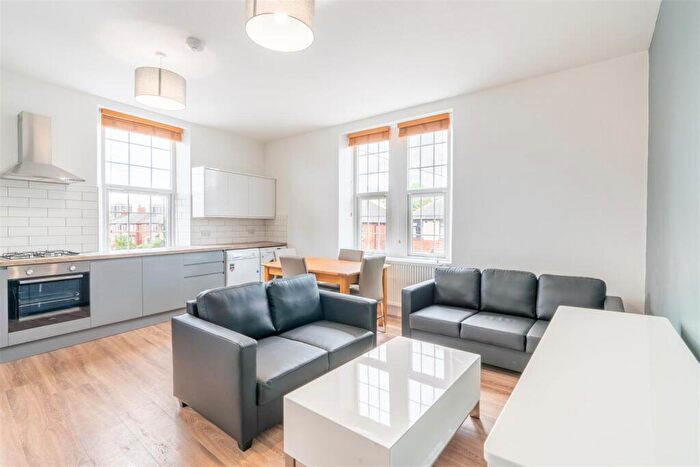 4 Bedroom Maisonette To Rent In £pppw - Heaton Road, Heaton, NE6