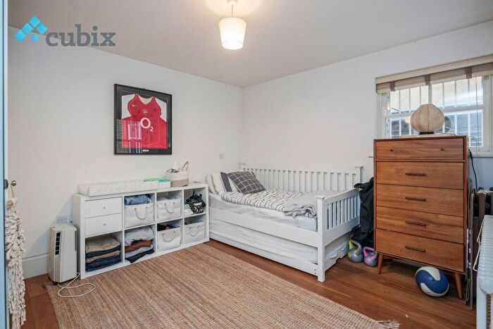 2 Bedroom Flat To Rent In Kennington Park Road, Southwark, London, SE11