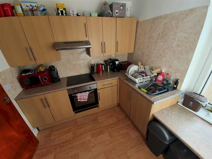 3 Bedroom Flat To Rent In Mundy Place, Cathays, Cardiff, CF24
