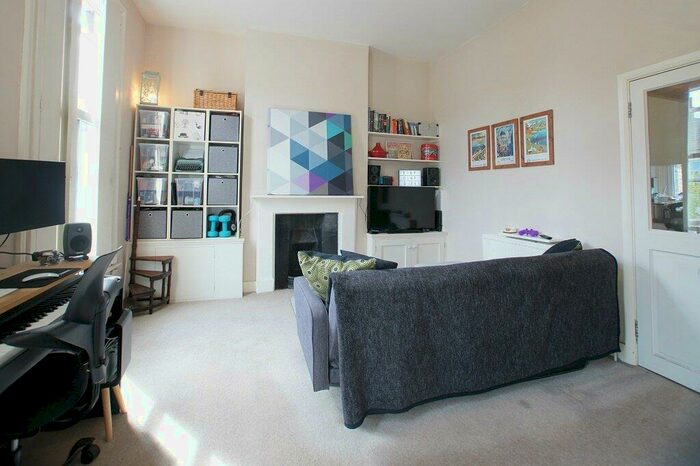 Flat To Rent In Bedford Hill, London, SW12