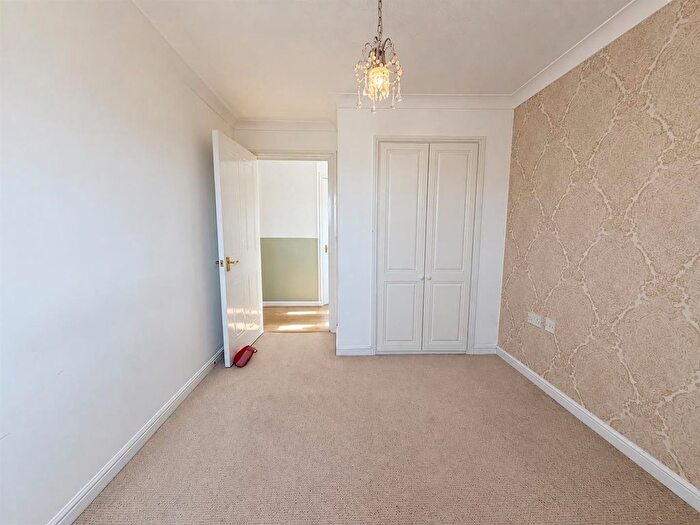 2 Bedroom Flat To Rent In Rawlyn Close, Chafford Hundred, Grays, RM16