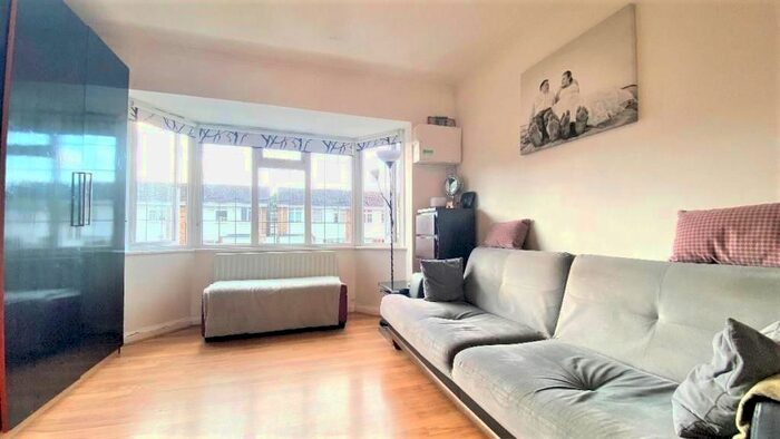 2 Bedroom Flat To Rent In York Way, London, N20