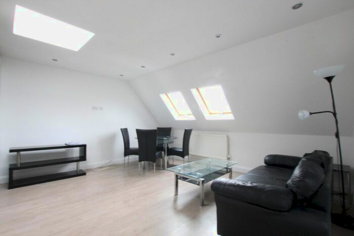 2 Bedroom Flat To Rent In Lambert Way, London, N12