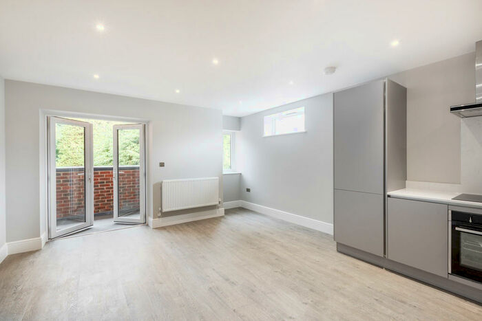 3 Bedroom Apartment To Rent In Kingswood Lane, CR6