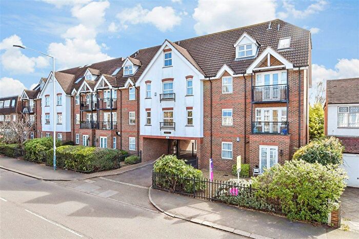 2 Bedroom Flat For Sale In Heath Park Road, Gidea Park, Essex, RM2