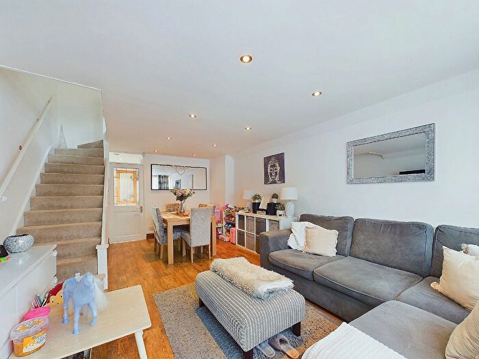 2 Bedroom End Of Terrace House To Rent In Breckonmead, Bromley, Kent, BR1