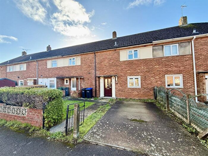 3 Bedroom Terraced House For Sale In Broomfield, Chippenham, SN15