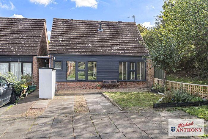 3 Bedroom Semi-Detached House For Sale In Butlers Grove, Milton Keynes, MK14