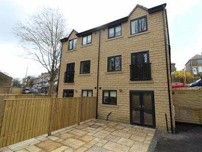 3 Bedroom Semi-Detached House To Rent In Ovenden Road, Halifax, HX3