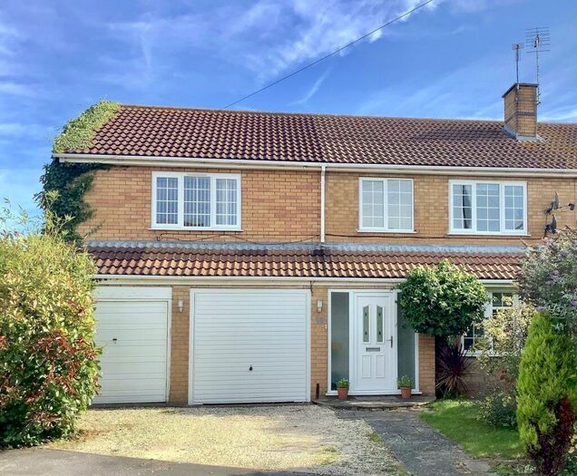 4 Bedroom Semi-Detached House To Rent In Spennymoor Close, North Hykeham, Lincoln, LN6