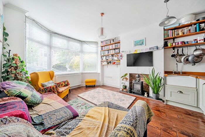 2 Bedroom Flat For Sale In Park Avenue, Mitcham, Surrey, CR4