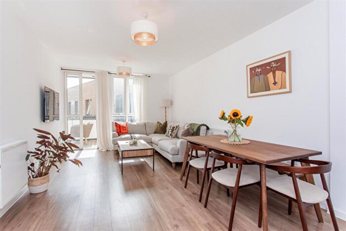 2 Bedroom Flat For Sale In Bight Court, Mile End, E3