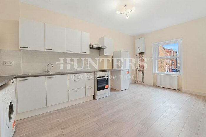 2 Bedroom Flat To Rent In Stoke Newington High Street, London, N16