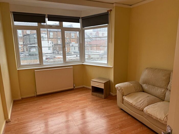 1 Bedroom Flat To Rent In Crest Court The Crest, Hendon, NW4
