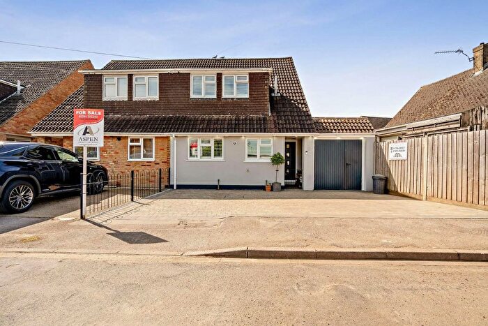 3 Bedroom Semi-detached House For Sale In Callis Farm Close, Stanwell, Staines-Upon-Thames, TW19