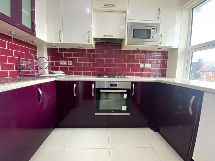 2 Bedroom Flat To Rent In Deansbrook Road, Edgware, Greater London, HA8