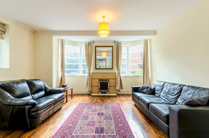 3 Bedroom Flat To Rent In Hook Road, Surbiton, KT6