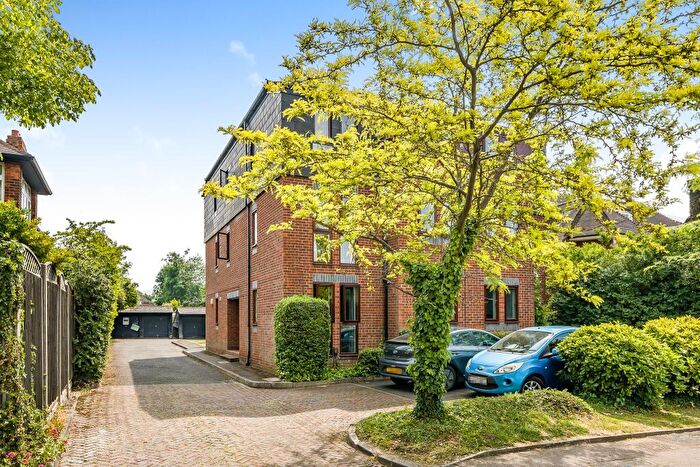 2 Bedroom Flat For Sale In Uplands Park Road, Enfield, EN2