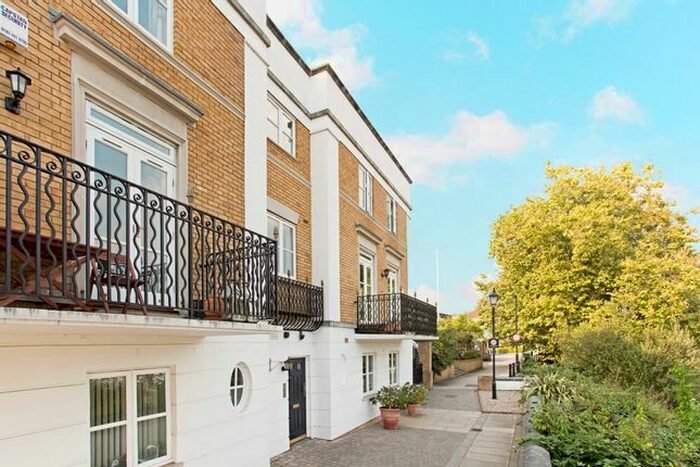 2 Bedroom Flat To Rent In Thames Crescent, London, W4