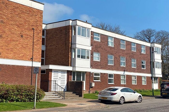 3 Bedroom Flat To Rent In Oaklands Court Somerstown, Chichester, West Sussex, PO19