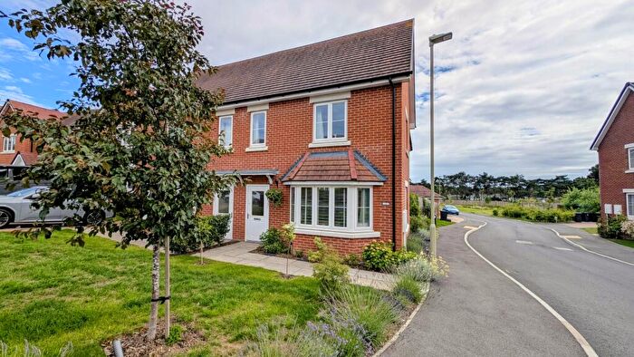 3 Bedroom Semi Detached House For Sale In Heatherfields Way, Whitehill, Hampshire, GU35