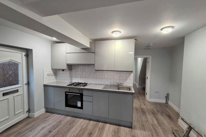 2 Bedroom Flat To Rent In A West Street, Bromley, Kent BR1